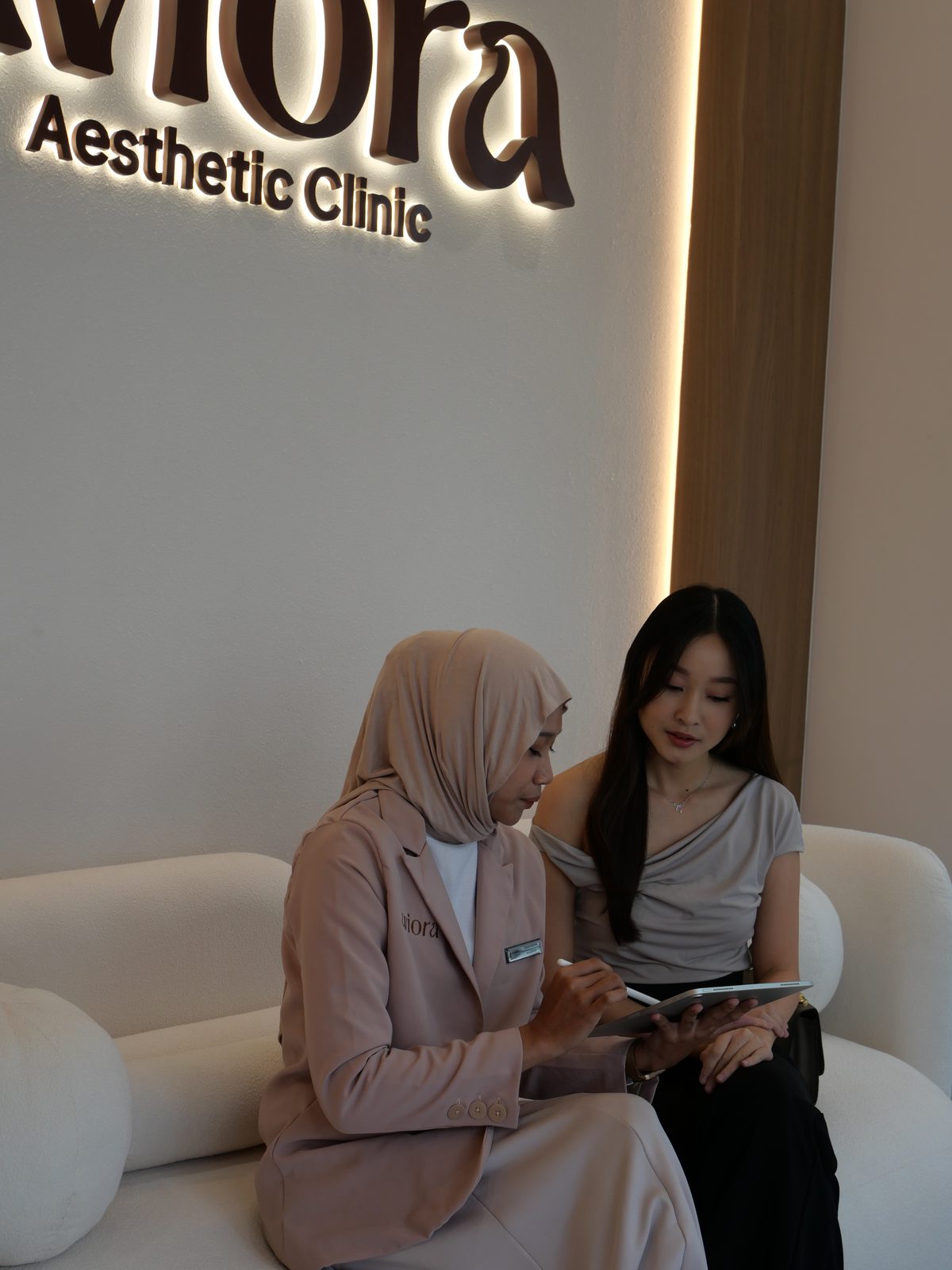 An Aviora consultant talking a patient through her plan