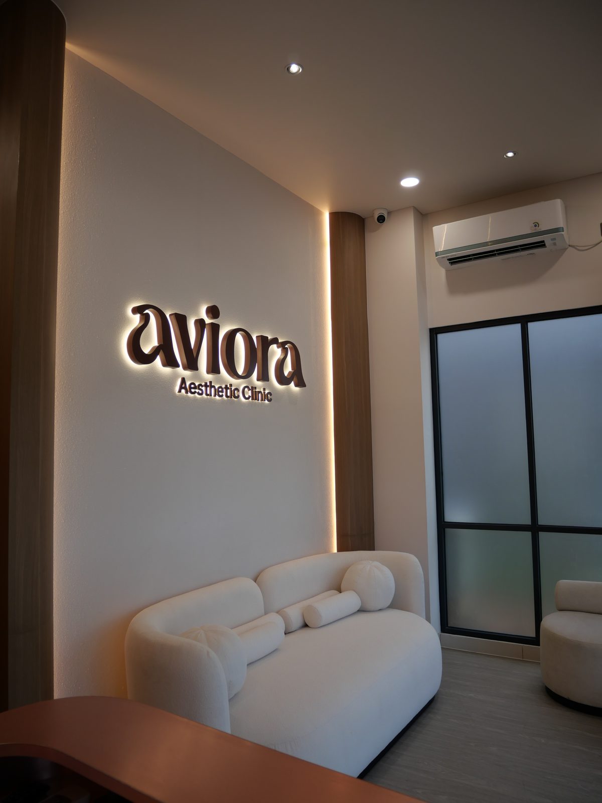 Waiting lounge with boucle seating and frosted glass