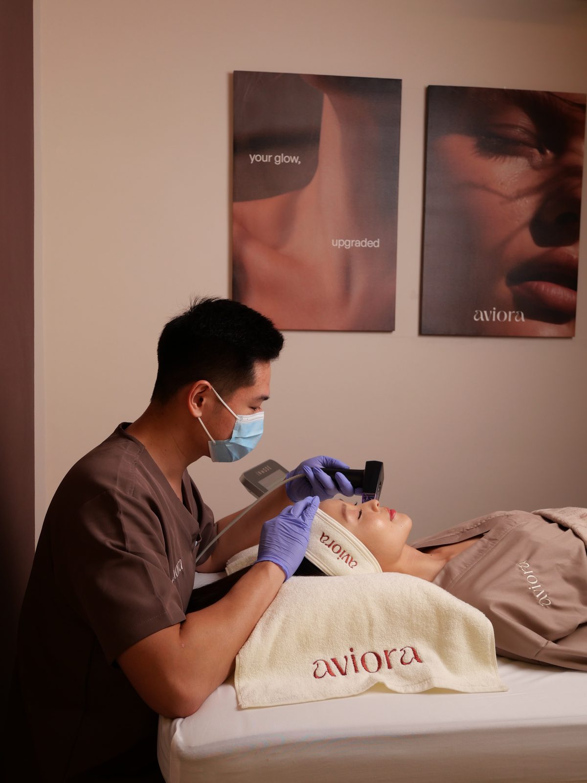 An Aviora practitioner working along the cheekbone